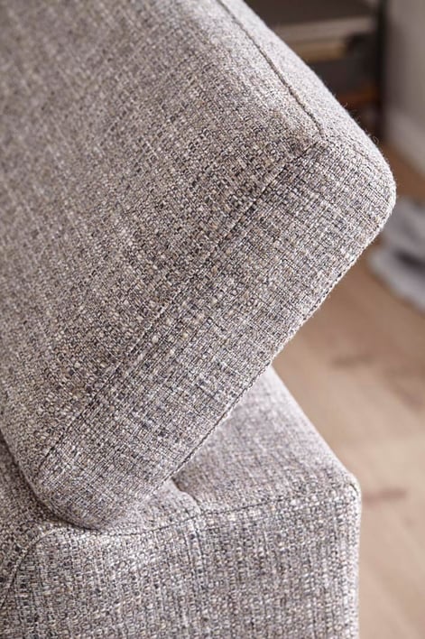 Sofa Hudson von Natura Home, Stoff Grau, Füße aus schwarzem Metall, Relaxfunktion, Kopfteil verstellbar