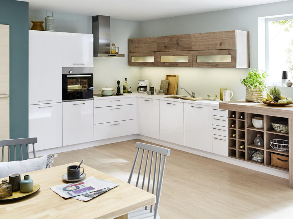 Küche in weiß mit farbigen Elementen und Holzelementen