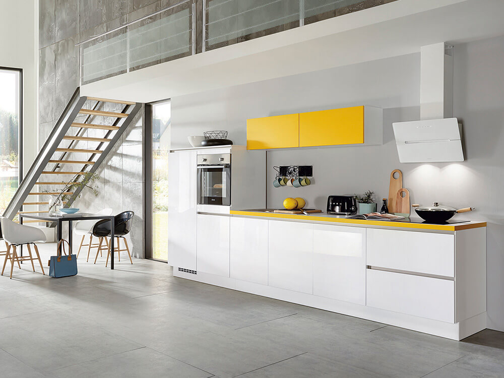 weiße Küchenzeile mit gelben Elementen