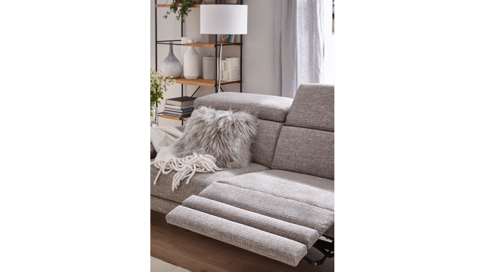 Sofa Hudson - 3-Sitzer inkl. Relaxfunktion (motorisch) und Kopfteil verstellbar, Stoff, Hellgrau von Natura Home