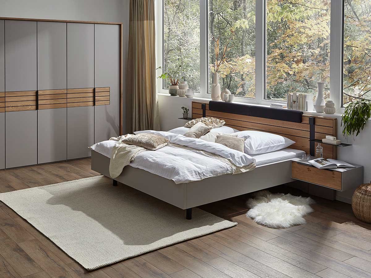 Schlafzimmer mit Doppelbett und Schrankwand