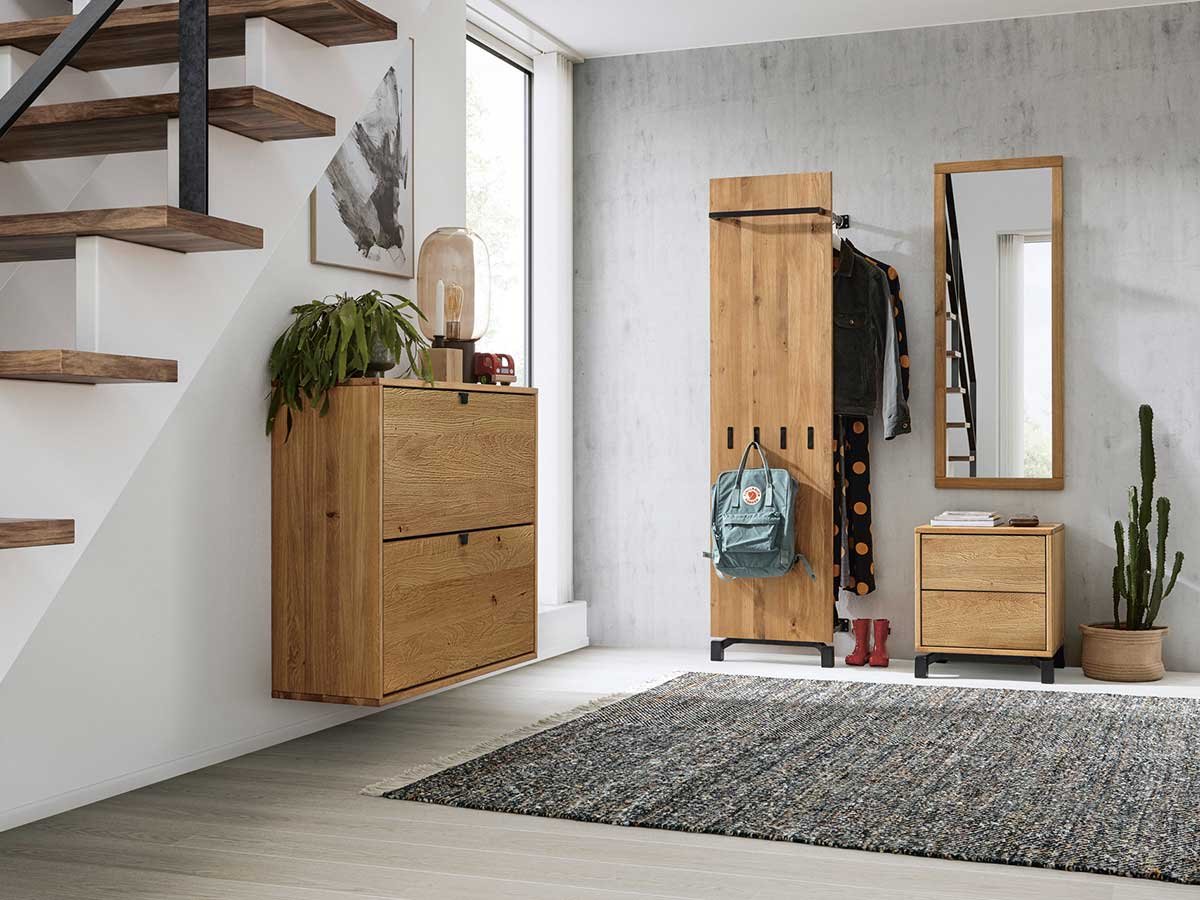 Garderobe aus Holz in modernem Raum