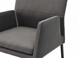 Nahaufnahme Maße Armlehnstuhl Carry von Natura Home Leder grau, 4 Fuß schwarz Metall