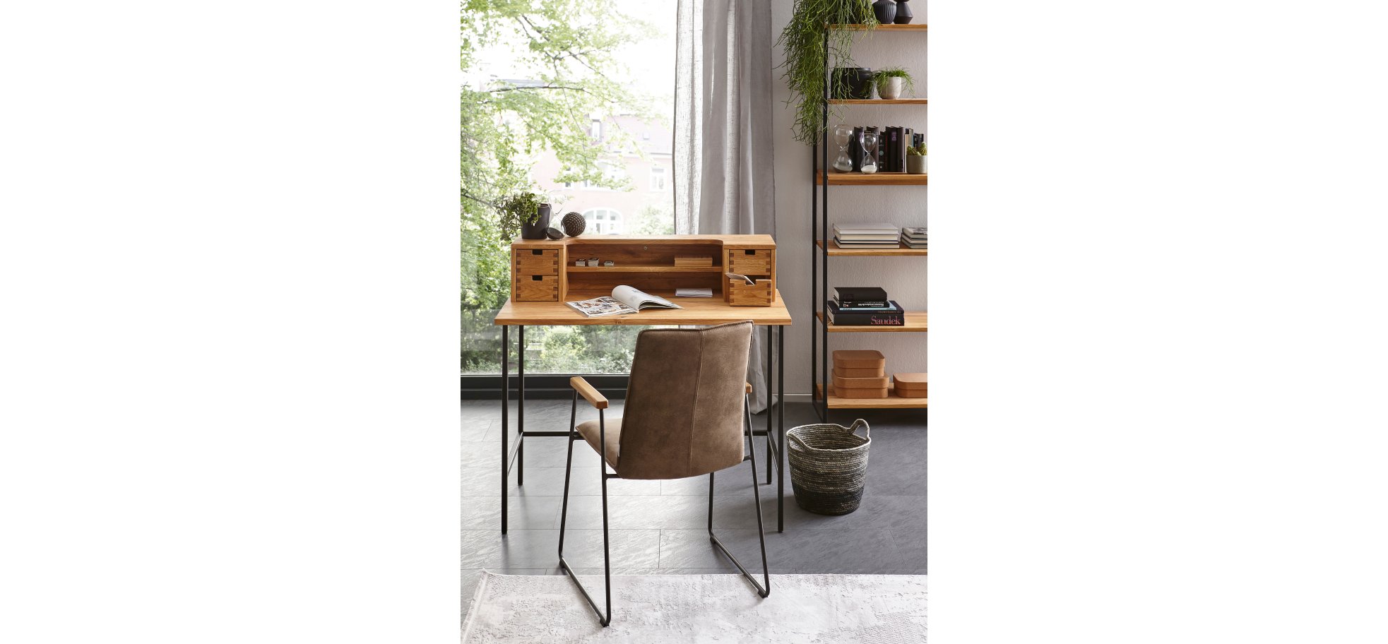 Schreibtisch mit Stuhl