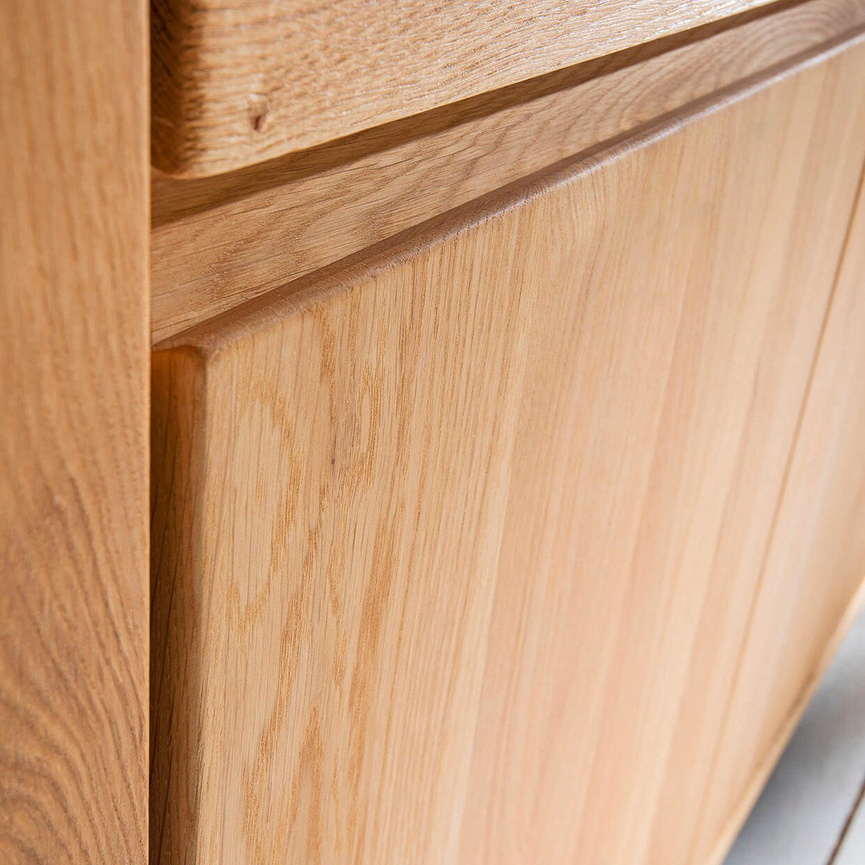 Nahaufnahme des Holzes von Sideboard Bakersfield von Natura Home, Asteiche massiv, geölt. drei Türen, eine Schublade