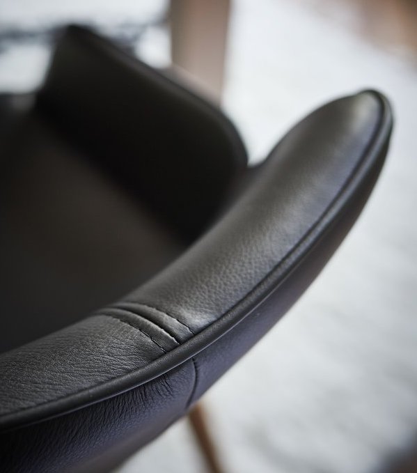 Armlehnstuhl aus schwarzem Leder