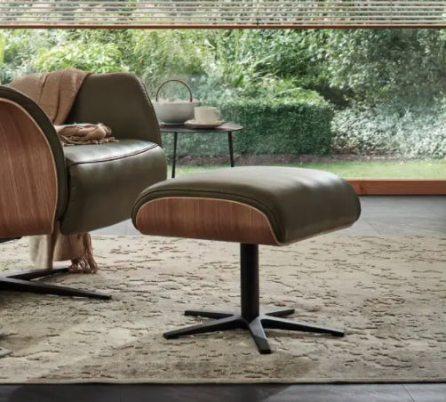 Hocker für Sessel mit Untergestell aus schwarz lackiertem Metall, Rahmung aus Holz und Polsterüberzug aus grünem Leder