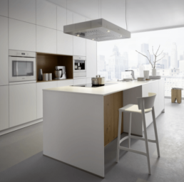 Minimalistische Design-Küche ohne Griffe mit einer Kochinsel komplett in weiß