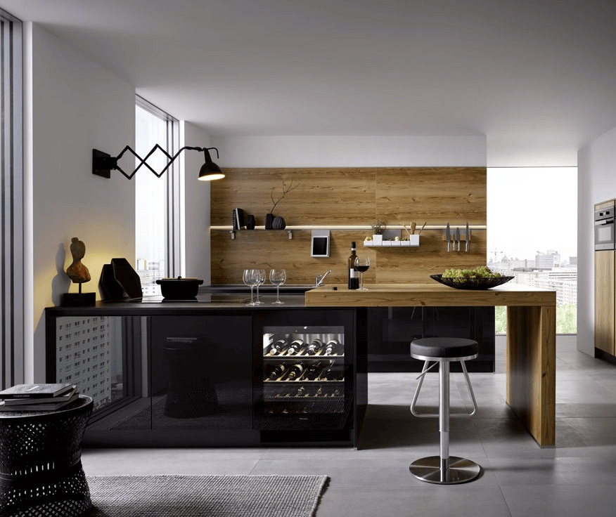 Design Inselküche in schwarz mit Elementen aus Echtholz. In die Kochinsel ist neben einer Bar auch ein Weinkühler integriert