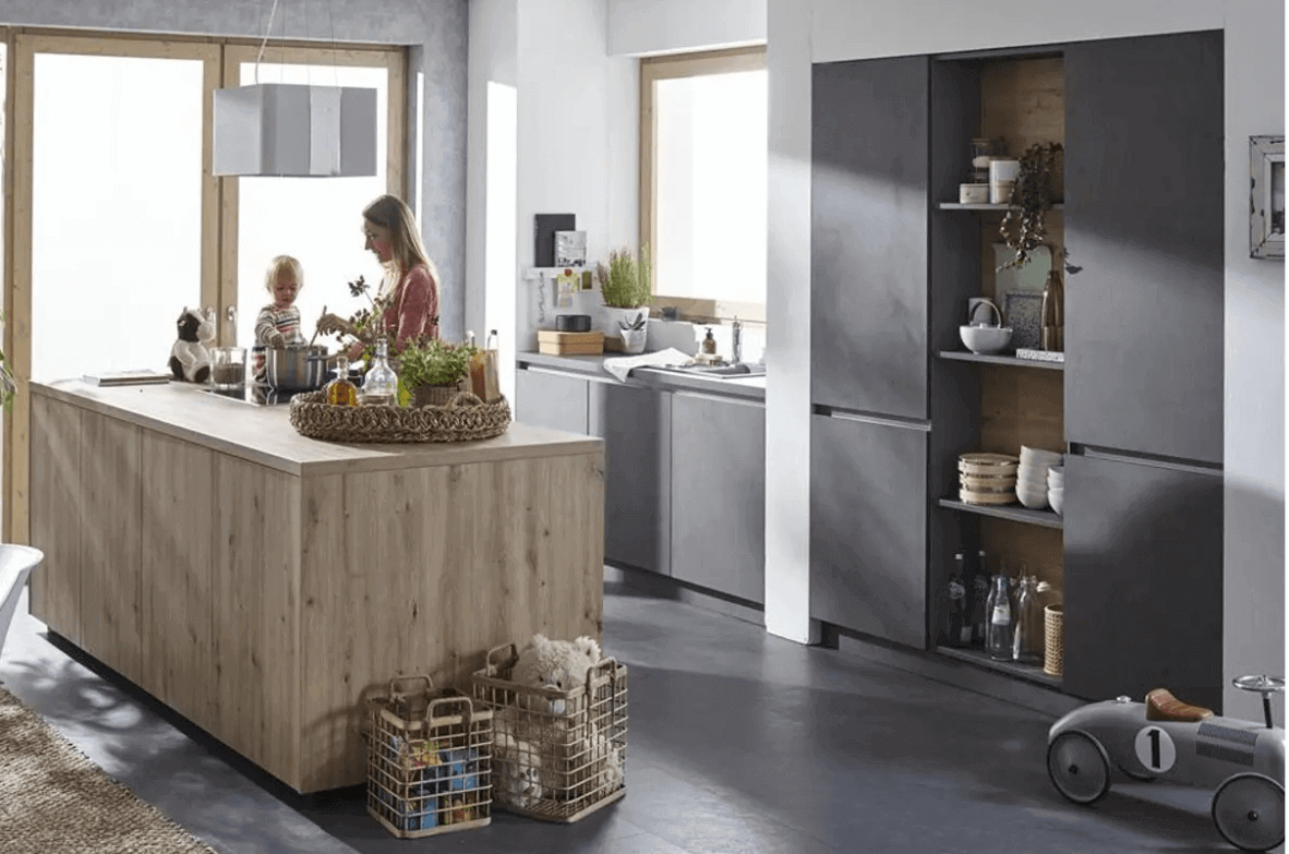 Moderne U-Küche mit Holz Elemente und grauer Wandzeile