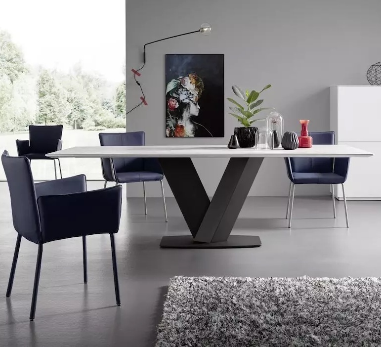 Esstisch mit-Tischplatte-in-Keramik und schwarzen Leder Armlehnstühlen