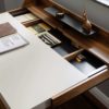 Schreibtisch Catona, Rahmen in Nussbaum, Arbeitsfläche weiß lackiert, schwarzes Metallgestell, Marke Contur, im geöffneten Zustand, der Stauraum wird sichtbar