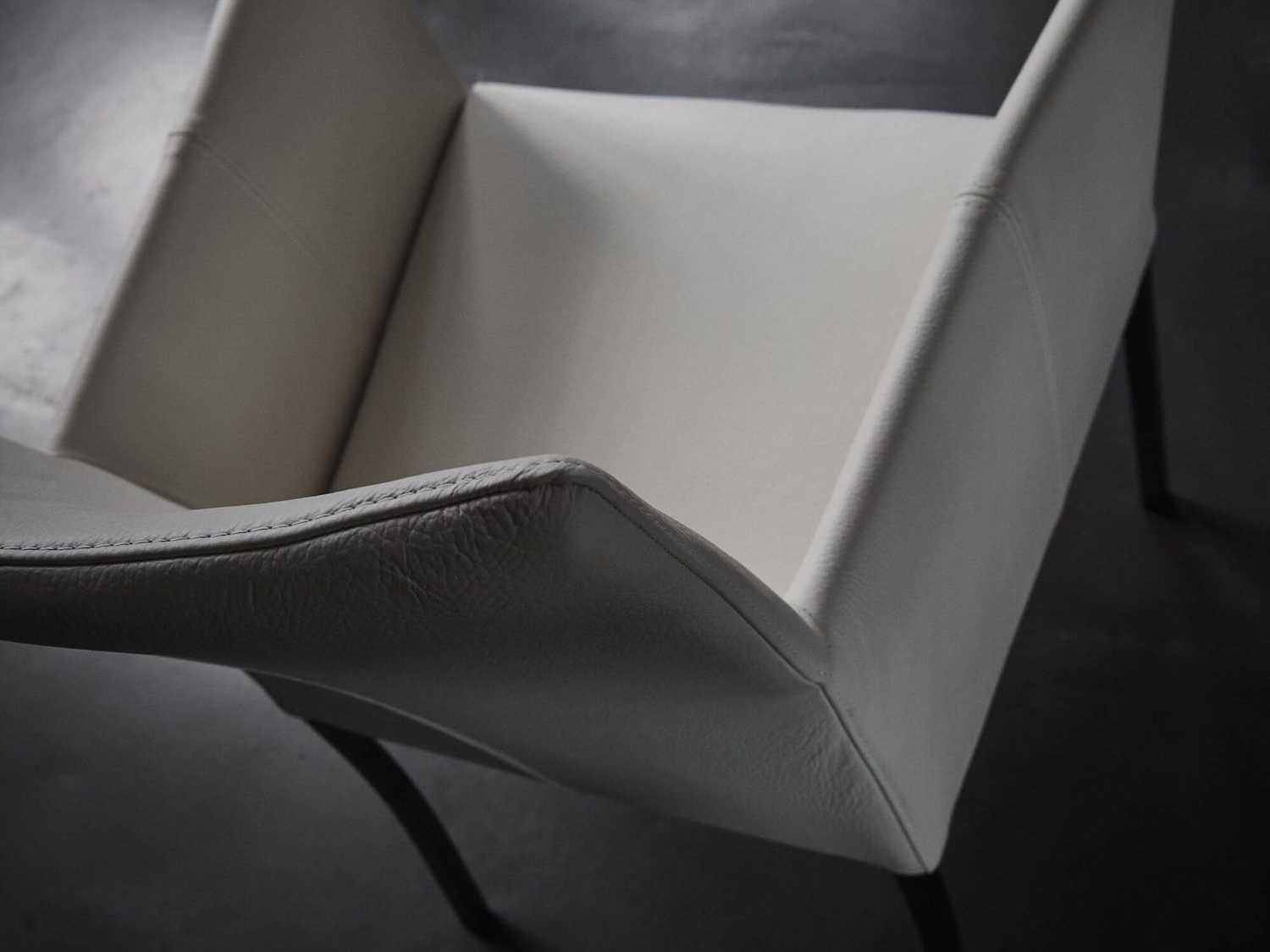 Detailaufnahme des weißen Stuhls Penthouse, Contur, aus Vogelperspektive