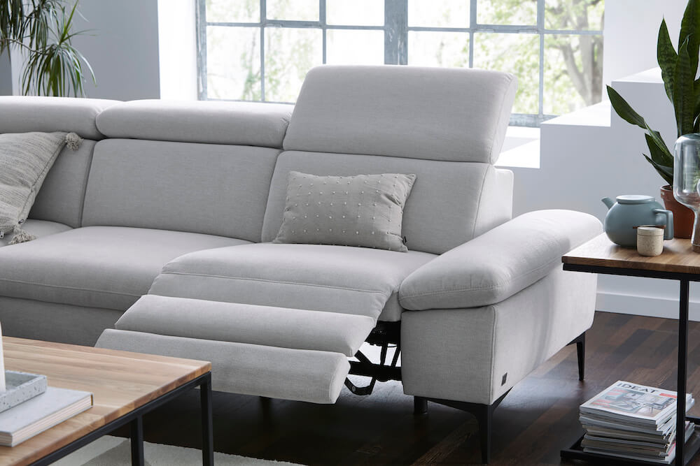 Sofa mit ausfahrbarer Fußablage