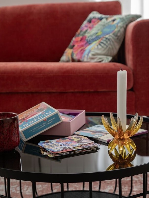Sofa Lenni Style - 3-Sitzer, Stoff, Rubinrot, luftige Kissen von Raum.Freunde