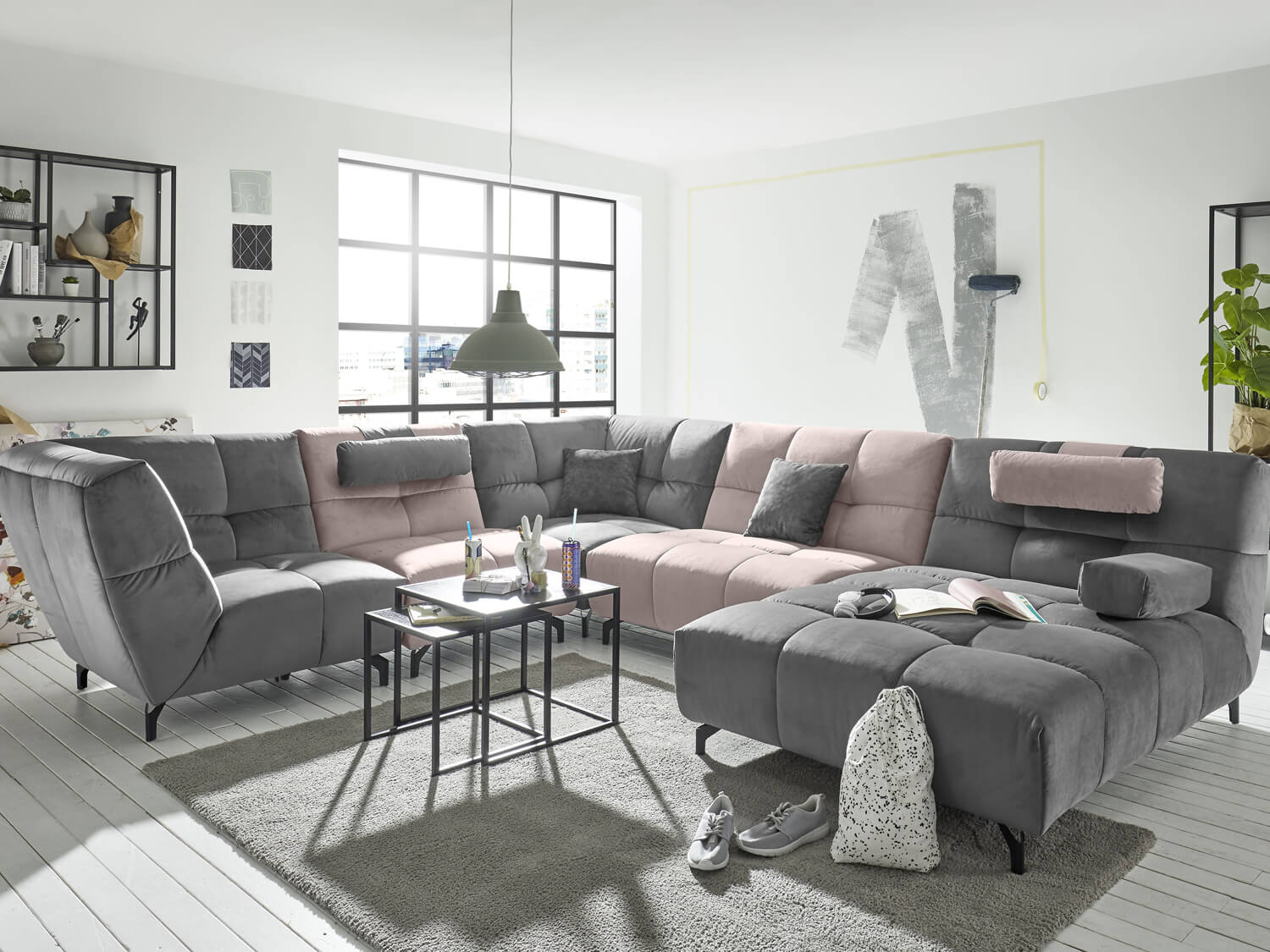 Großes graues Sofa mit Stoffbezug und Kopfkissen